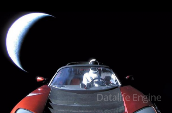 Илон Маск ғарышқа ұшырылған автомобильдің соңғы фотосын көрсетті