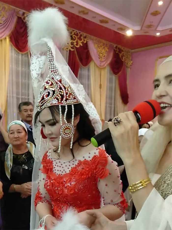 Журналист Баян Үсейінова сүйікті қызы Кәмшатты ұлттық дәстүрмен ұзатты