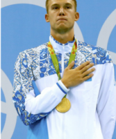 Алматыда Олимпиада чемпионы Дмитрий Баландиннің көлігінен автоәйнегін ұрлау сәті видеоға түсіп қалған.