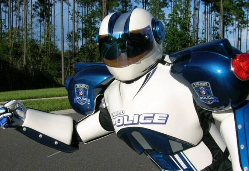 Робот полиция автокөліктердің құжаттарын тексереді