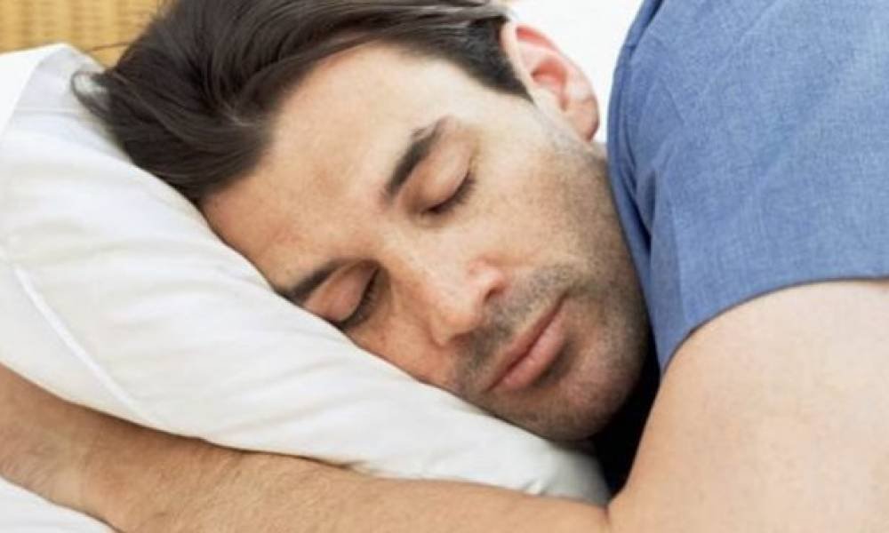 Спать поговори. Спящие люди. Сонный человек. С крепкий сон. Сон и мужское здоровье.