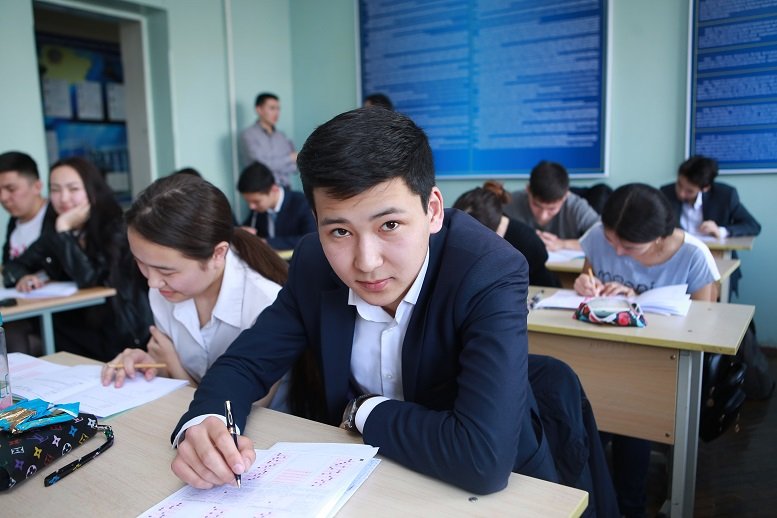 Білім центр кіру. ЕНТ. Школьники сдают ЕНТ В Казахстане. Экзамен в ниш. ЕНТ картина.