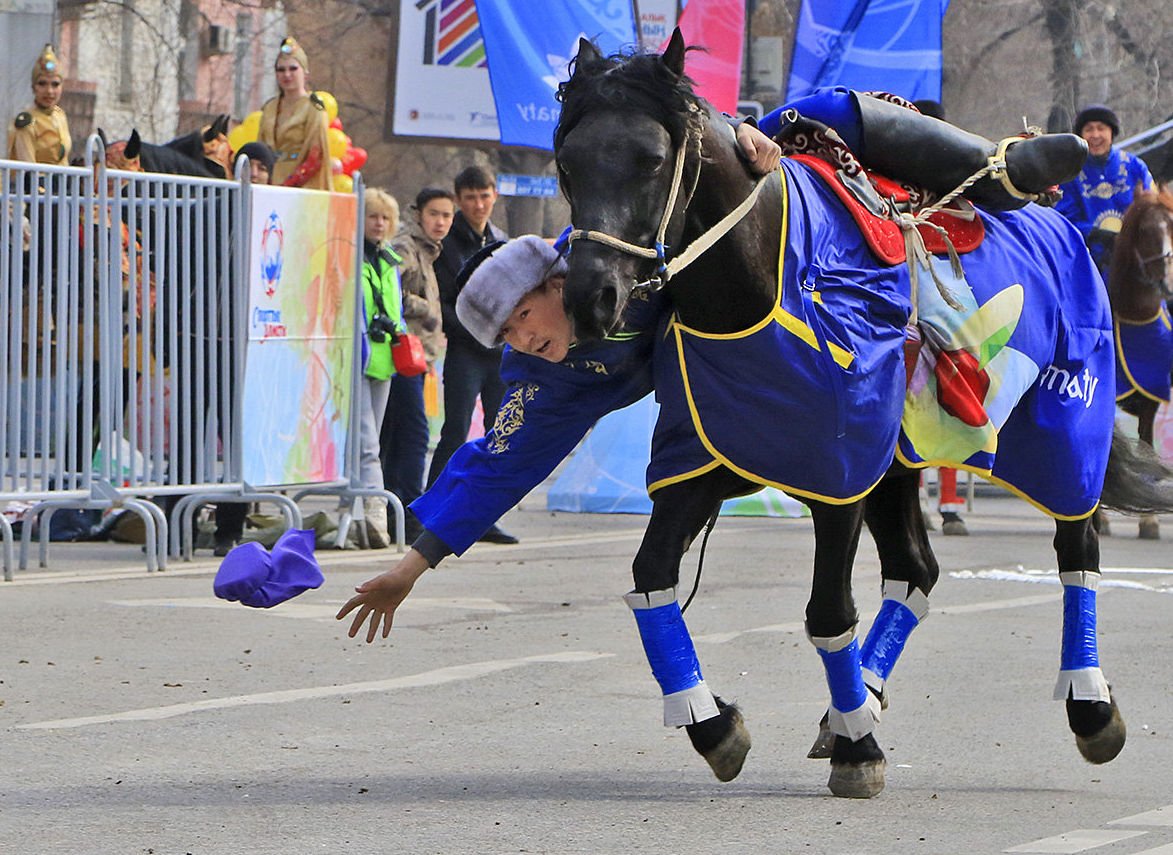Алу ойыны. Национальная игра тенге алу. Борьба Наурыз. Наурыз состязания. Казахские состязания.