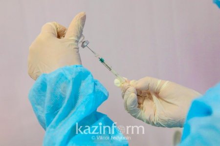 Вакцинаның бірінші дозасын алған адам аурып қалса, екінішісін алты айдан кейін салдырады – эпидемиолог