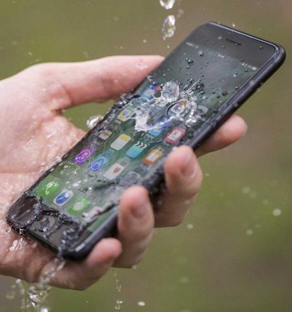Смартфон суға түсіп кетсе не істеу керек: Apple мамандары кеңес берді