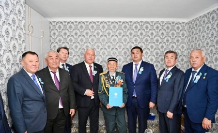 АЙМАҚ БАСШЫСЫ ҰЛЫ ОТАН СОҒЫСЫНЫҢ АРДАГЕРІ ЯХИЯ ТАСЫРОВТЫ ЖЕҢІСТІҢ 80 ЖЫЛДЫҒЫМЕН ҚҰТТЫҚТАДЫ