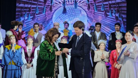 "АЛАТАУ" ДӘСТҮРЛІ ӨНЕР ТЕАТРЫ АУДАН ТӨРІНДЕ