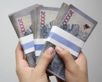 Кімдердің жалақысы 50 пайызға өсетіні белгілі болды - Тоқаев жаңа заңға қол қойды
