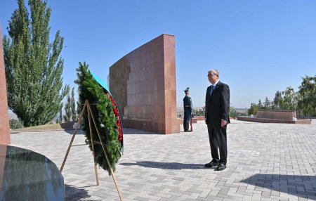 Президент Қасым-Жомарт Тоқаевтың Қырғыз Республикасына ресми сапары «Ата бейіт» ұлттық тарихи-мемориалдық кешеніне зиярат етуден басталды