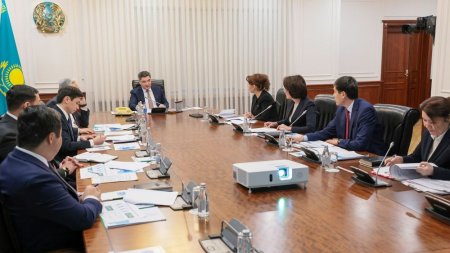 Олжас Бектенов денсаулық сақтау саласын цифрландыру және қаржылық тәртіп мәселесі бойынша кеңес өткізді
