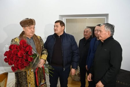 ҚАЙРАТКЕРДІ ҚОС МЕРЕКЕСІМЕН ҚҰТТЫҚТАДЫ