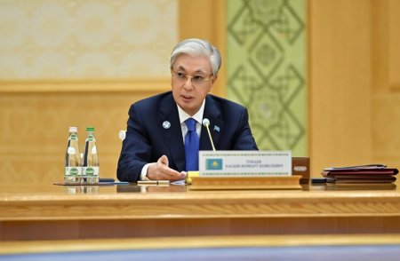 Мемлекет басшысы барлық деңгейдегі мәслихаттардың өкілеттігін мерзімінен бұрын тоқтату туралы Жарлыққа қол қойды